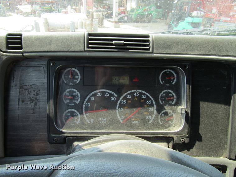 image for item GQ9091 2005 Freightliner Columbia  semi truck