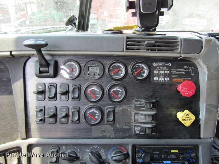 image for item GQ9091 2005 Freightliner Columbia  semi truck