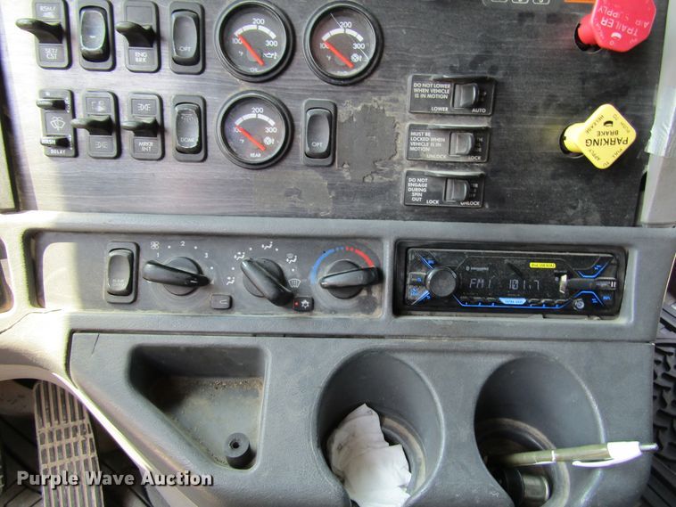 image for item GQ9091 2005 Freightliner Columbia  semi truck