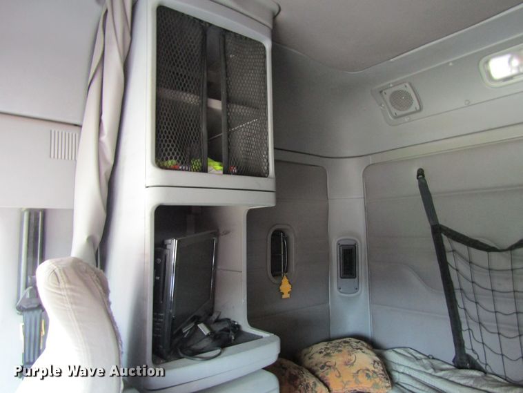 image for item GQ9091 2005 Freightliner Columbia  semi truck