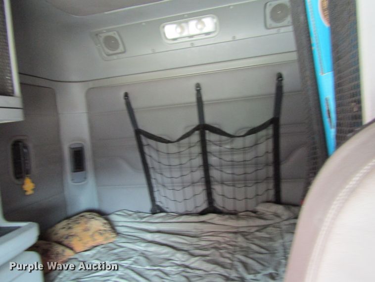 image for item GQ9091 2005 Freightliner Columbia  semi truck