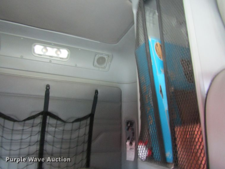 image for item GQ9091 2005 Freightliner Columbia  semi truck