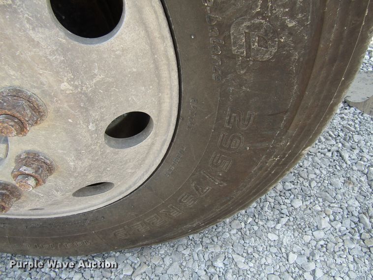 image for item GQ9091 2005 Freightliner Columbia  semi truck