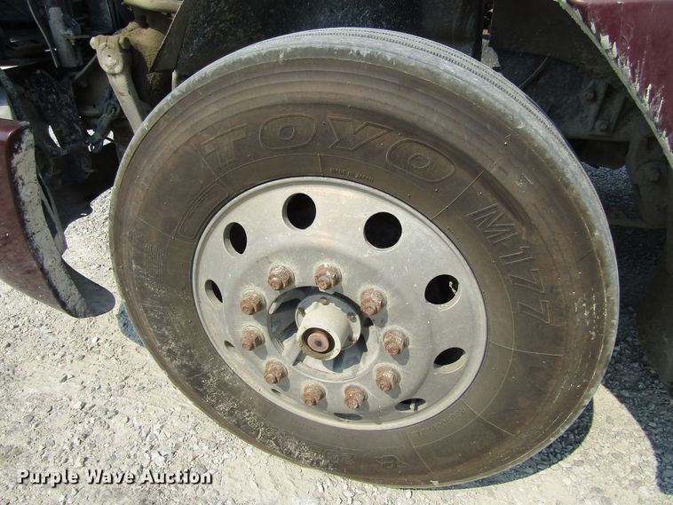 image for item GQ9091 2005 Freightliner Columbia  semi truck