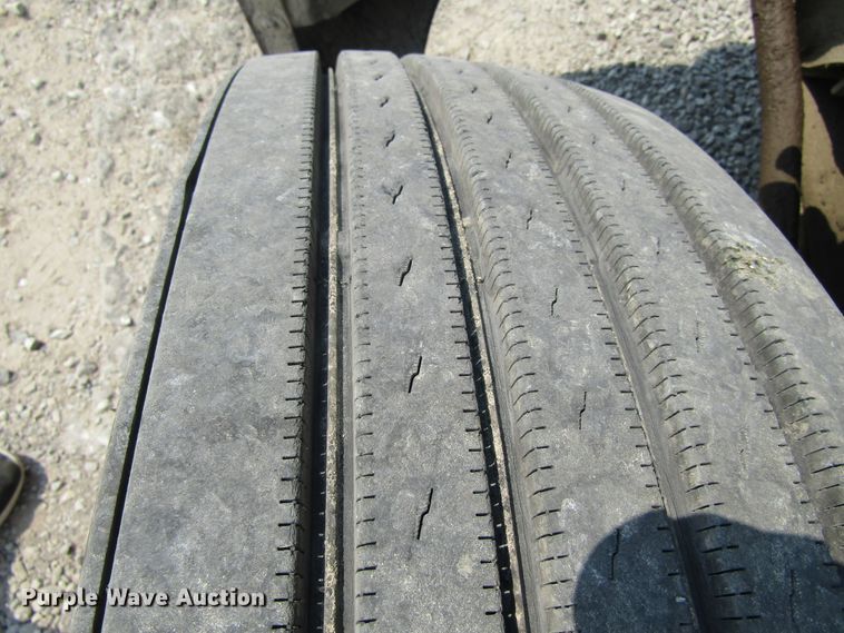 image for item GQ9091 2005 Freightliner Columbia  semi truck