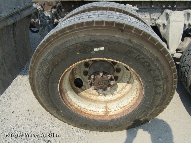 image for item GQ9091 2005 Freightliner Columbia  semi truck