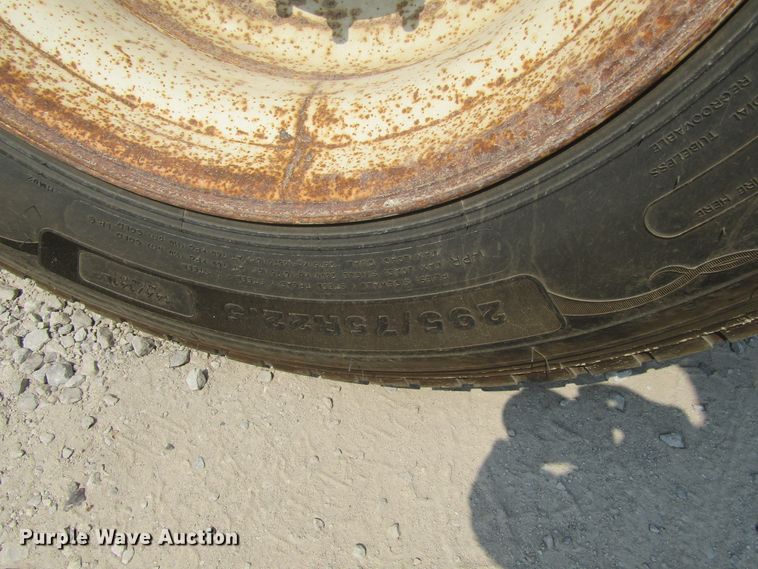 image for item GQ9091 2005 Freightliner Columbia  semi truck