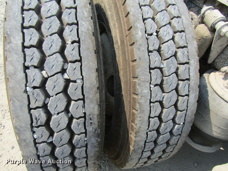 image for item GQ9091 2005 Freightliner Columbia  semi truck