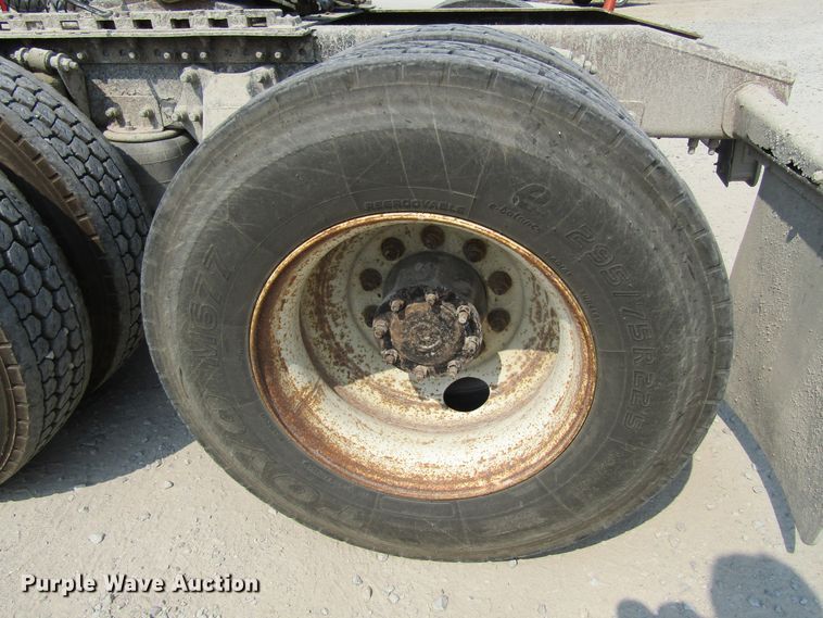 image for item GQ9091 2005 Freightliner Columbia  semi truck