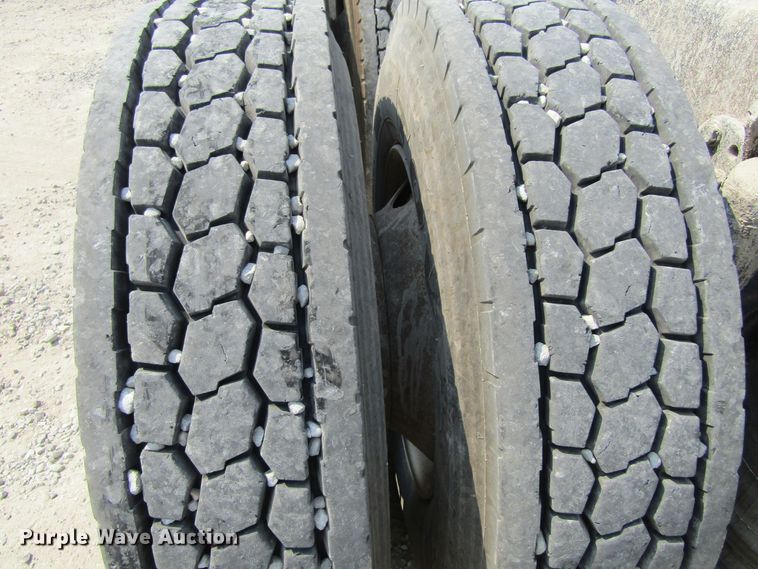 image for item GQ9091 2005 Freightliner Columbia  semi truck