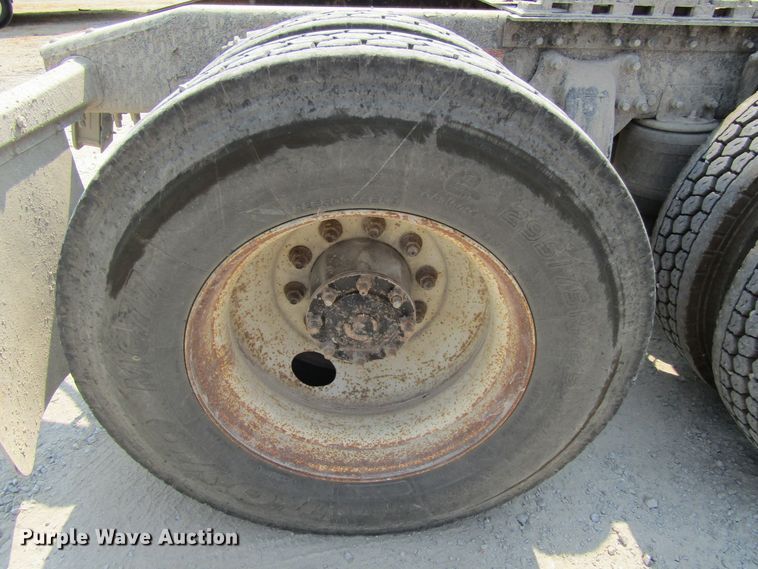 image for item GQ9091 2005 Freightliner Columbia  semi truck