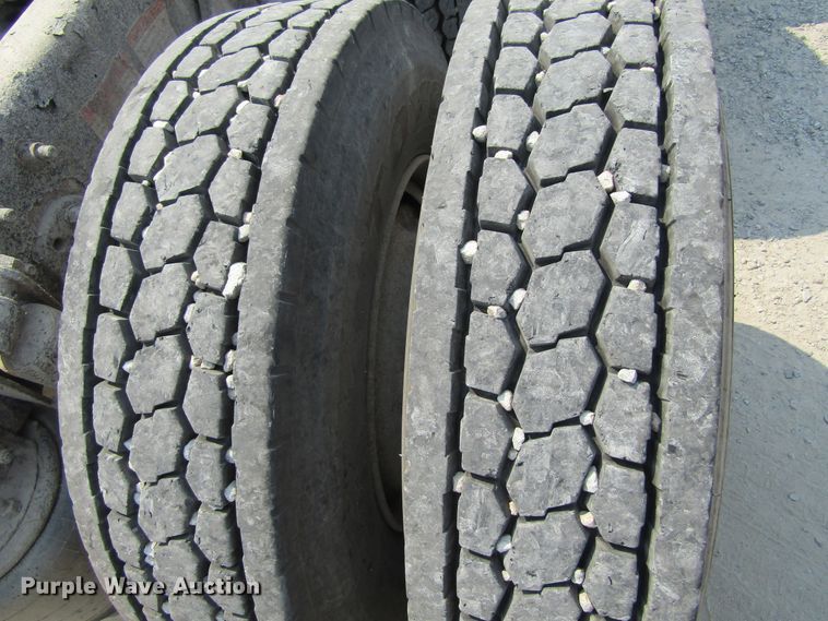 image for item GQ9091 2005 Freightliner Columbia  semi truck