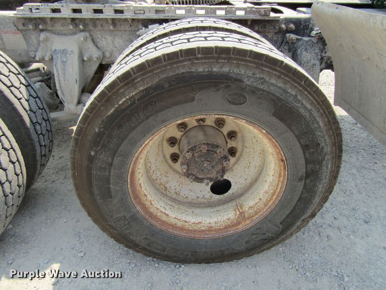 image for item GQ9091 2005 Freightliner Columbia  semi truck