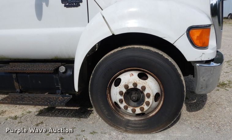 image for item GR9718 2004 Ford F650 Super Duty XLT  box truck