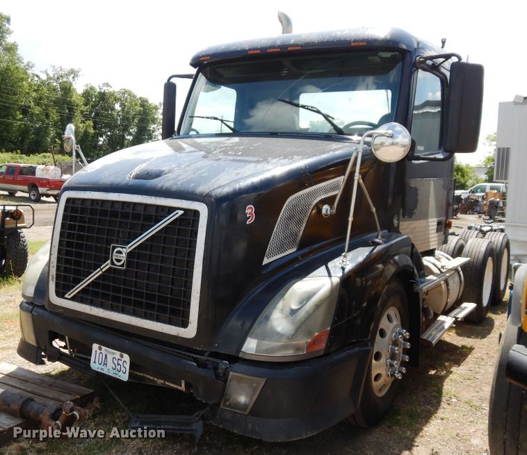image for item GT9323 2007 Volvo VN  semi truck