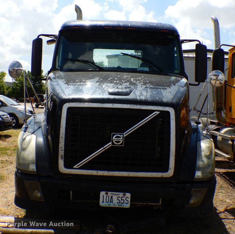 image for item GT9323 2007 Volvo VN  semi truck
