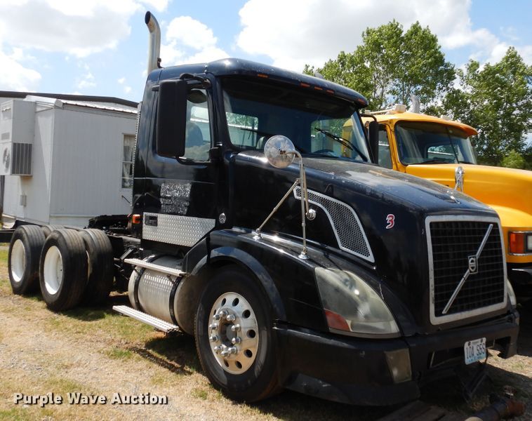 image for item GT9323 2007 Volvo VN  semi truck
