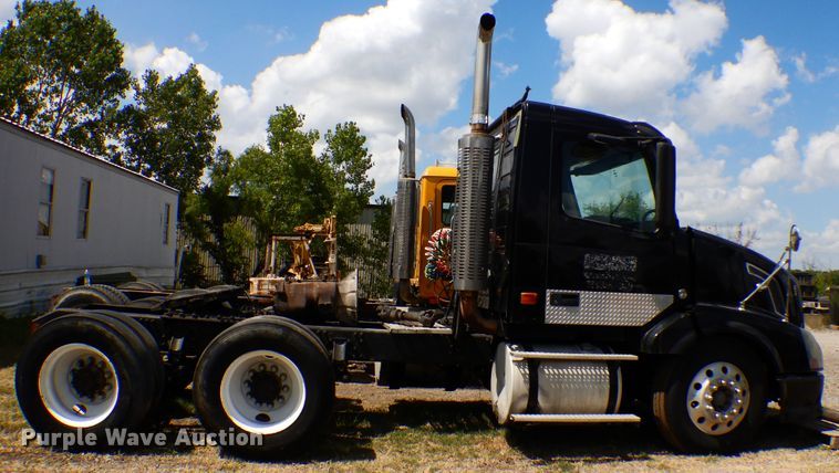 image for item GT9323 2007 Volvo VN  semi truck