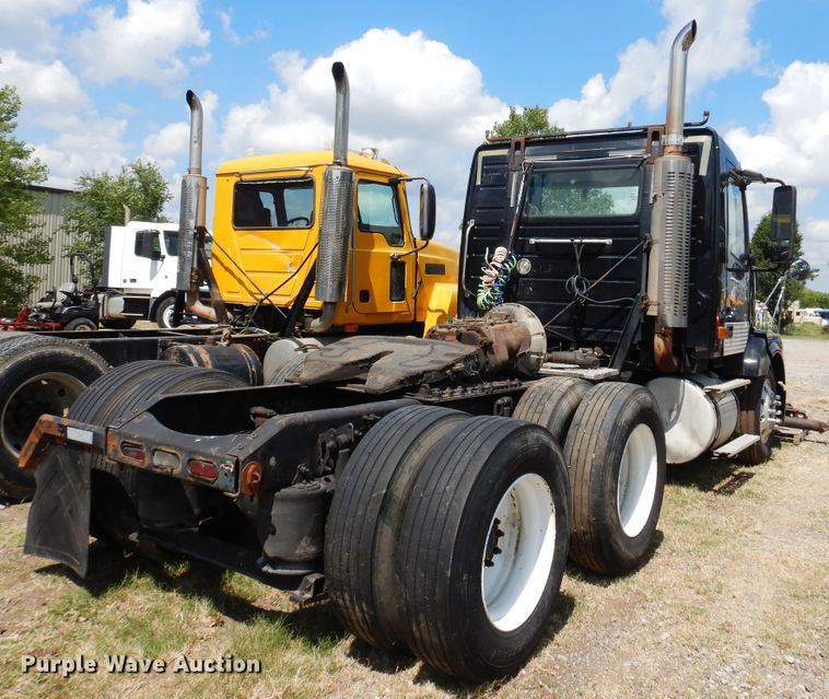 image for item GT9323 2007 Volvo VN  semi truck