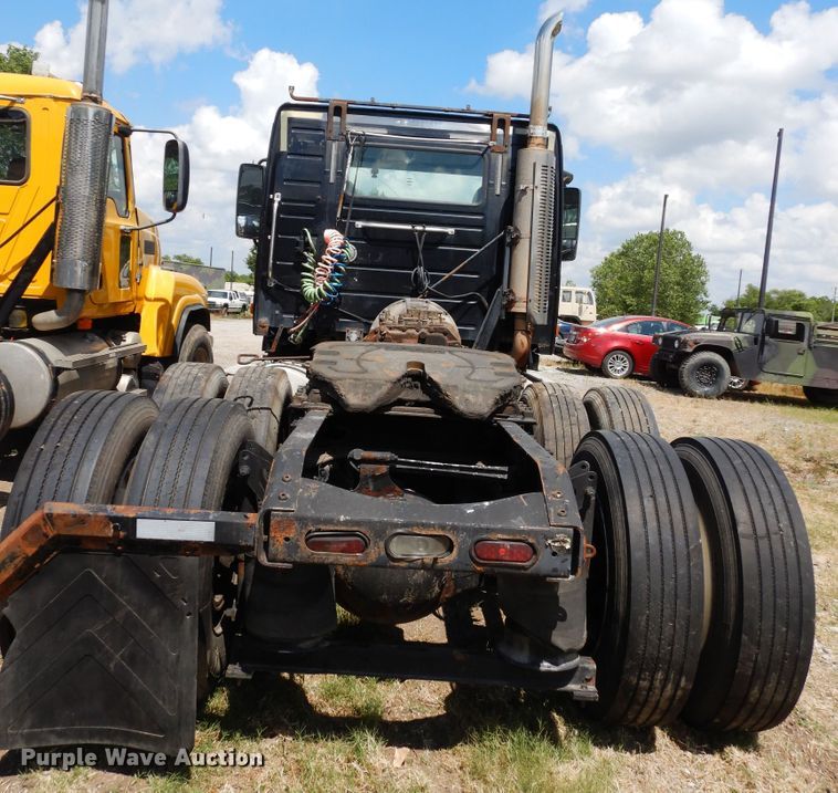 image for item GT9323 2007 Volvo VN  semi truck