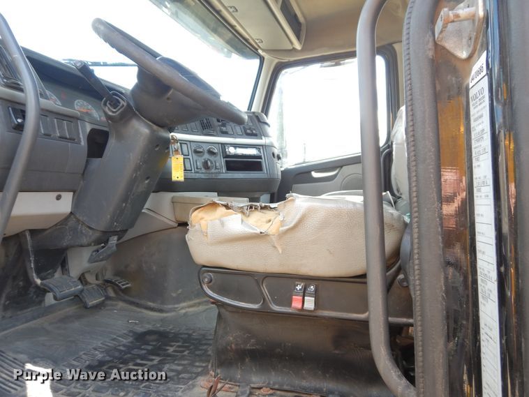 image for item GT9323 2007 Volvo VN  semi truck