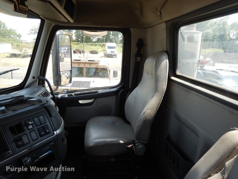 image for item GT9323 2007 Volvo VN  semi truck