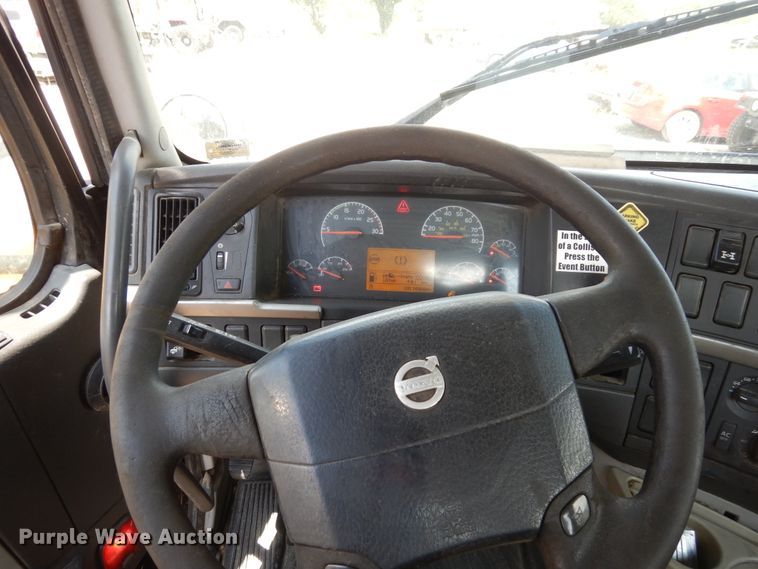 image for item GT9323 2007 Volvo VN  semi truck