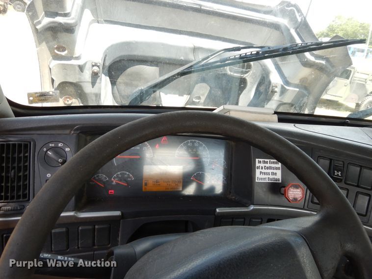 image for item GT9323 2007 Volvo VN  semi truck