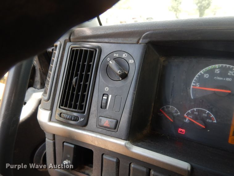 image for item GT9323 2007 Volvo VN  semi truck