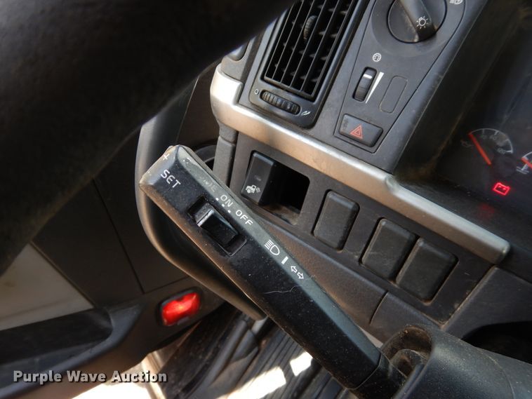 image for item GT9323 2007 Volvo VN  semi truck