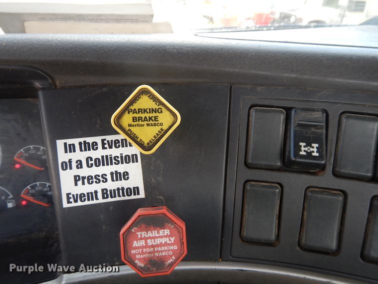 image for item GT9323 2007 Volvo VN  semi truck