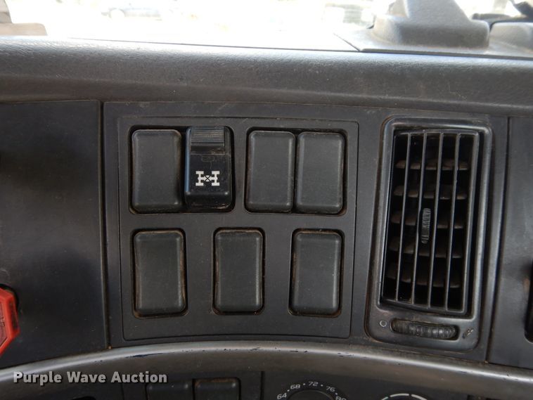 image for item GT9323 2007 Volvo VN  semi truck