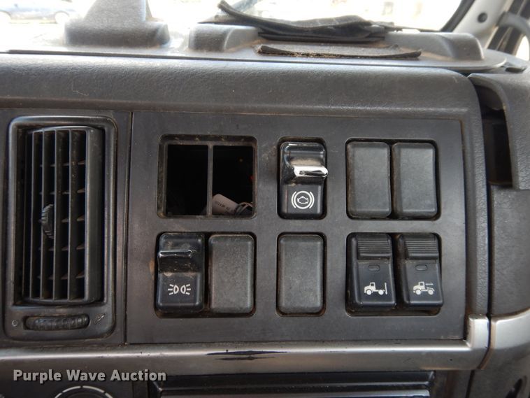 image for item GT9323 2007 Volvo VN  semi truck