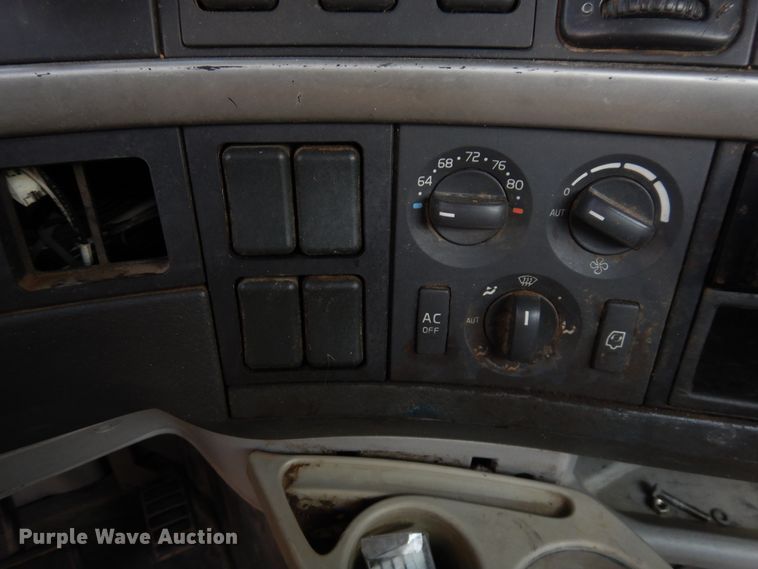 image for item GT9323 2007 Volvo VN  semi truck