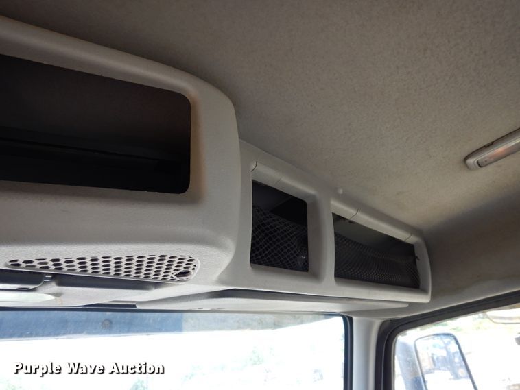 image for item GT9323 2007 Volvo VN  semi truck