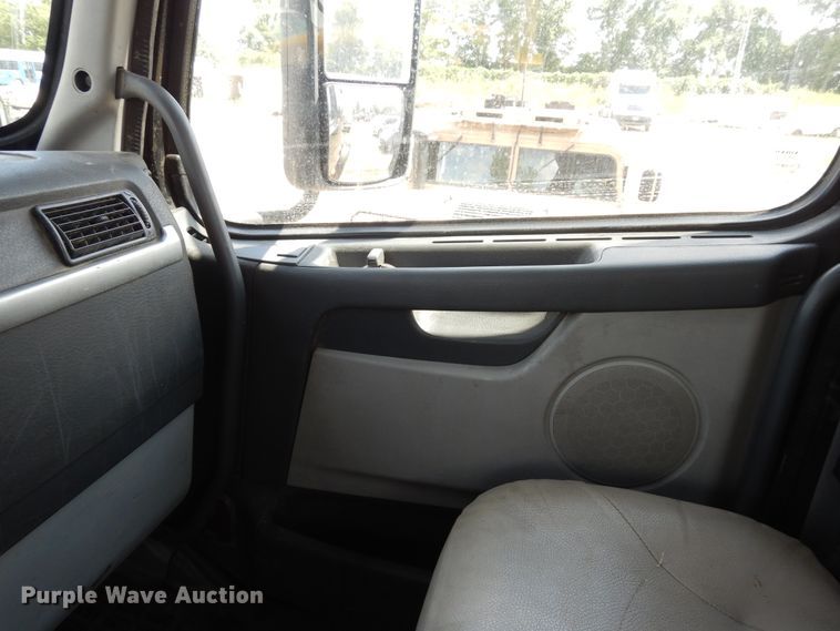 image for item GT9323 2007 Volvo VN  semi truck