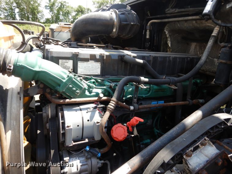 image for item GT9323 2007 Volvo VN  semi truck