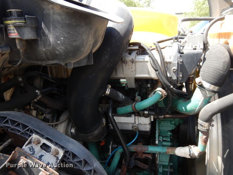 image for item GT9323 2007 Volvo VN  semi truck