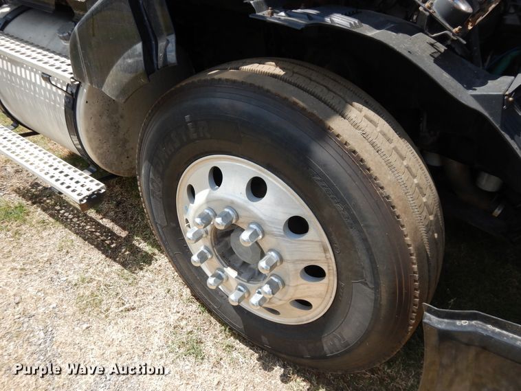 image for item GT9323 2007 Volvo VN  semi truck