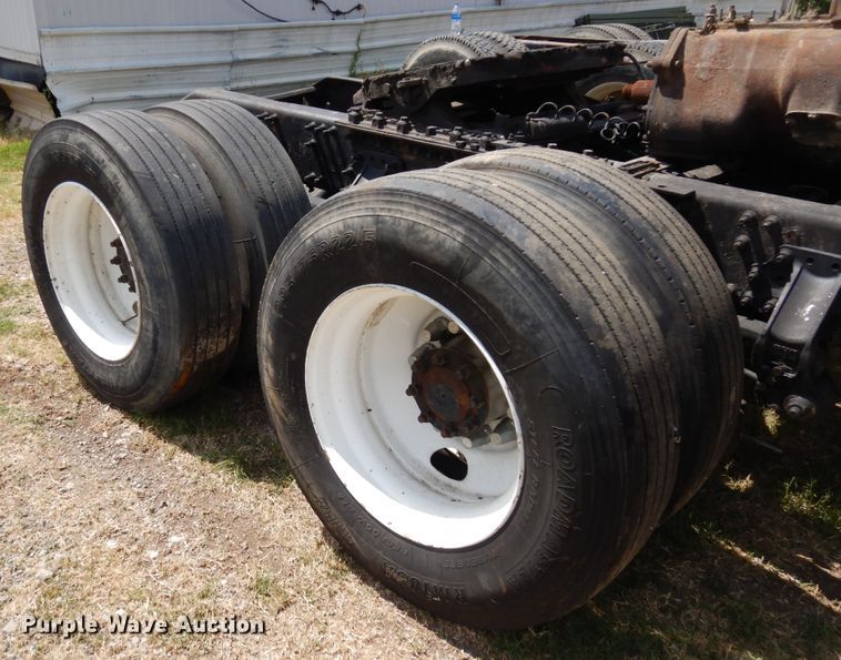 image for item GT9323 2007 Volvo VN  semi truck