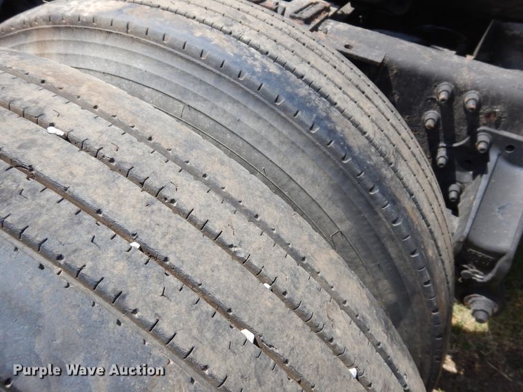 image for item GT9323 2007 Volvo VN  semi truck