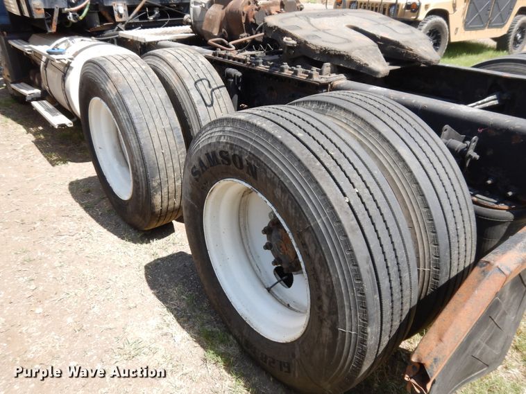 image for item GT9323 2007 Volvo VN  semi truck