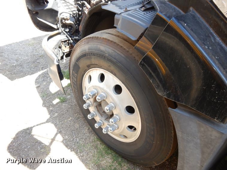 image for item GT9323 2007 Volvo VN  semi truck