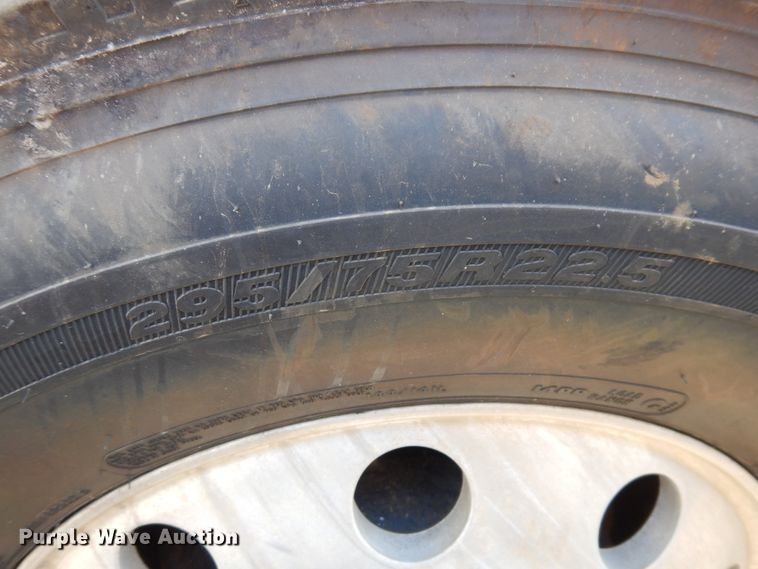 image for item GT9323 2007 Volvo VN  semi truck