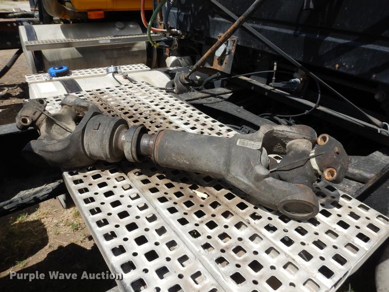 image for item GT9323 2007 Volvo VN  semi truck