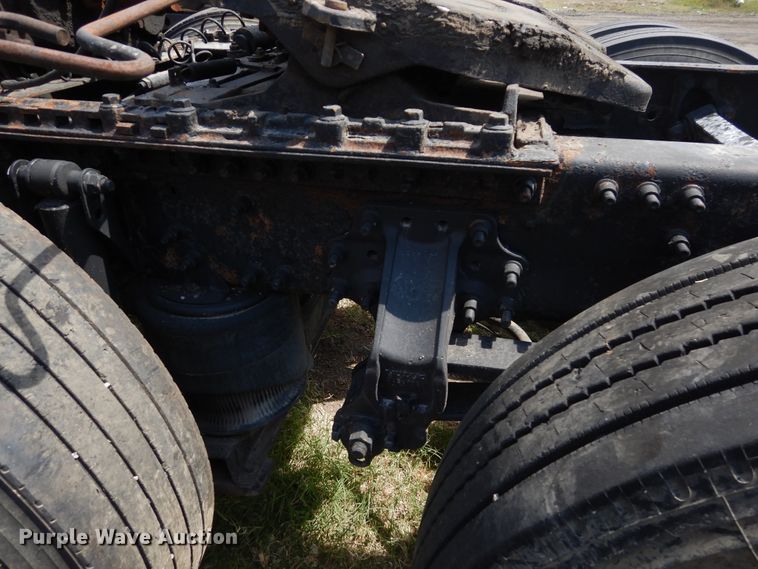 image for item GT9323 2007 Volvo VN  semi truck