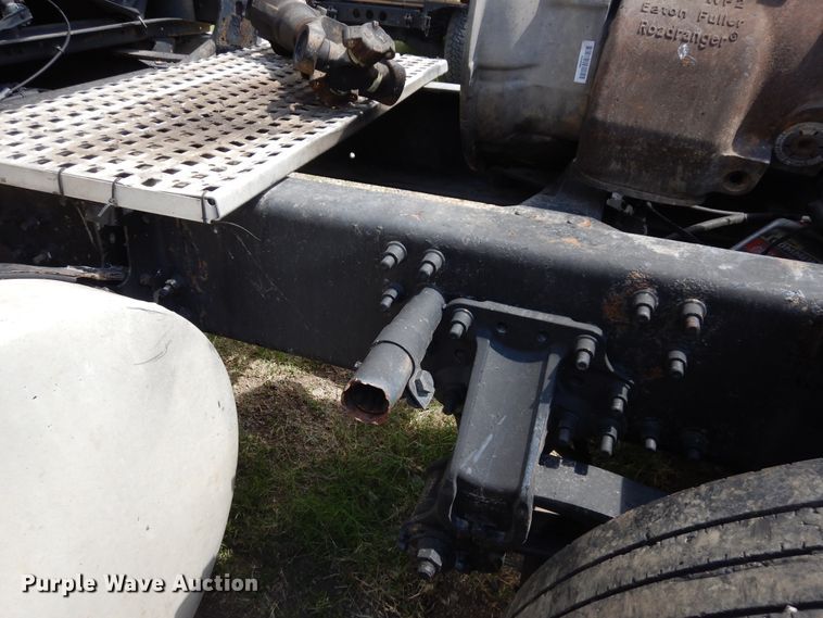 image for item GT9323 2007 Volvo VN  semi truck