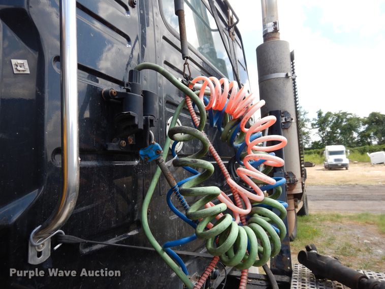 image for item GT9323 2007 Volvo VN  semi truck