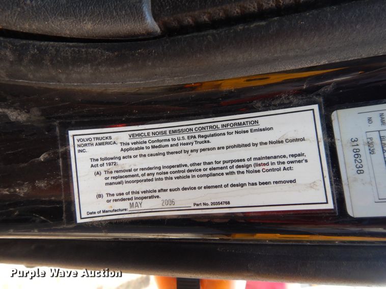 image for item GT9323 2007 Volvo VN  semi truck