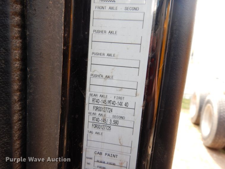 image for item GT9323 2007 Volvo VN  semi truck